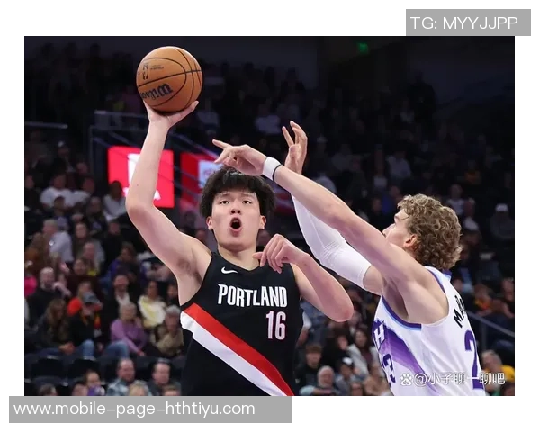 杨瀚森与女友约会被翻译哥打扰网友调侃成电灯泡真搞笑 杨瀚森与女友约会被翻译哥打扰网友调侃成电灯泡真搞笑